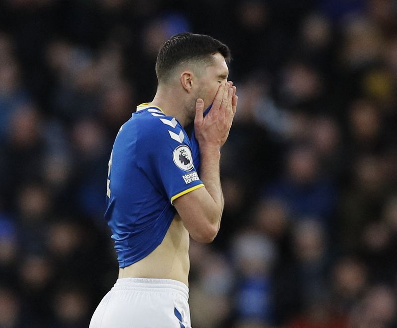 &copy; Reuters. Michael Keane peut se prendre la tête entre ses deux mains après cette énième d'Everton cette saison. /Photo prise le 2 janvier 2022/REUTERS/Phil Noble