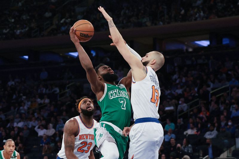 © Reuters. Evan Fournier, ici au contre sur Jaylen Brown (Boston Celtics), était partout contre son ancienne équipe /Photo prise le 7 janvier 2022/REUTERS/USA Today Sports
