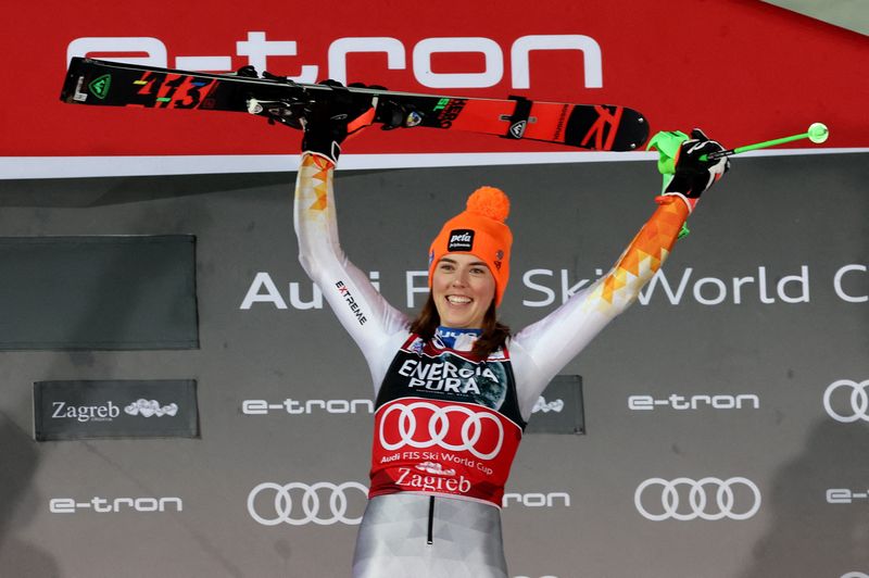 &copy; Reuters. Cette saison, Petra Vlhova a remporté une cinquième victoire en slalom sur six possible.   /Photo prise le 4 janvier 2022/REUTERS/Antonio Bronic