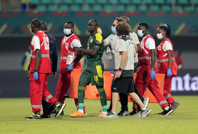 &copy; Reuters. Malgré sa qualification, le Sénégal peut s'inquiéter de la sortie sur blessure de Sadio Mané après un violent choc aérien. /Photo prise le 25 janvier 2022/REUTERS/Thaier Al-Sudani