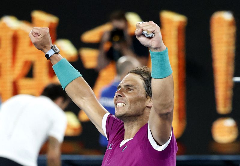 © Reuters. Rafael Nadal se qualifie pour la 6ème finale de sa carrière à l'Open d'Australie./Photo prise le 28 janvier 2022/REUTERS/ASANKA BRENDON RATNAYAKE