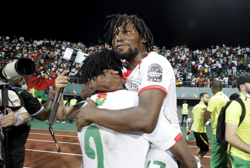 © Reuters. Après avoir sa victoire aux tirs au but face à la Gambie en huitième, le Burkina Faso s'est défait de la Tunisie en quart ! /Photo prise le 23 janvier 2022/REUTERS/Mohamed Abd El Ghany