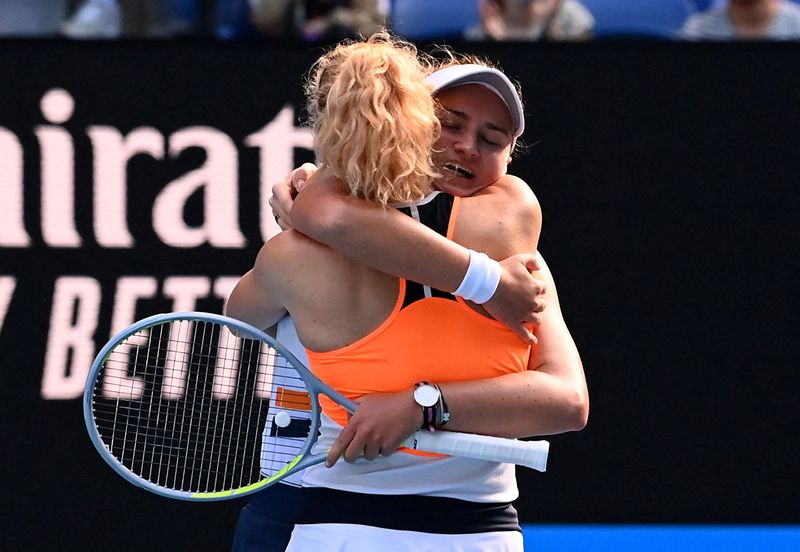 &copy; Reuters. Barbora Krejcikova et Katerina Siniakova soulagées après leur victoire en double./Photo prise le 30 janvier 2022/REUTERS/MORGAN SETTE