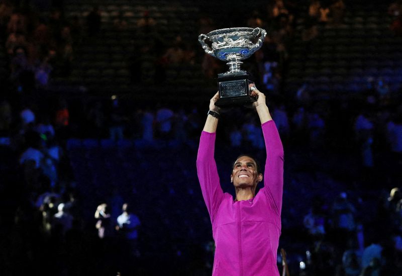 &copy; Reuters. Avec ce 21e succès, Rafael Nadal devient le joueur le plus titré de l'histoire en Grand Chelem. /Photo prise le 30 janvier 2022/REUTERS/Asanka Brendon Ratnayake