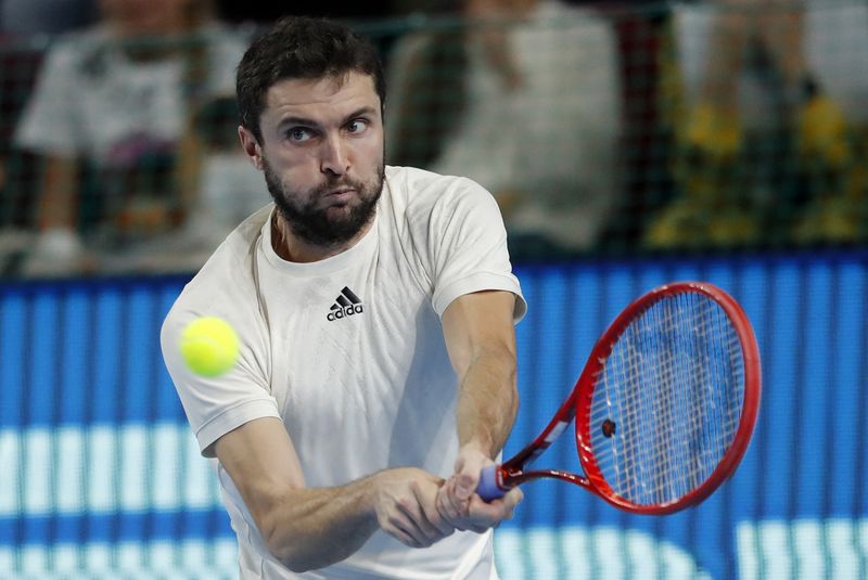© Reuters. Gilles Simon sera bien au rendez-vous des huitièmes de finale de l'ATP 250 de Montpellier. /Photo prise le 22 octobre 2021/REUTERS/Evgenia Novozhenina