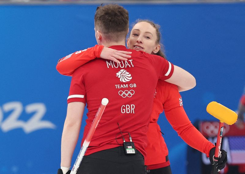 © Reuters. Bruce Mouat et Jennifer Dodds ont remporté leur deuxième match en curling pour la Grande-Bretagne./Photo prise le 3 février 2022/REUTERS/ELOISA LOPEZ
