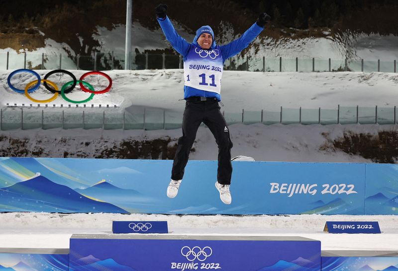 © Reuters. Quentin Fillon Maillet est le 2e biathlète tricolore à remporter l'or olympique sur l'individuel après Martin Fourcade à Sotchi en 2014.     /Photo prise le 8 février 2022/REUTERS/KIM HONG-JI