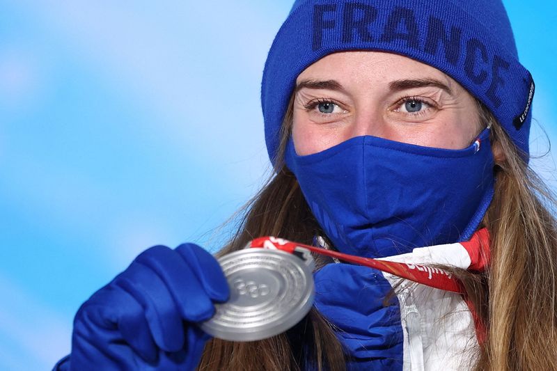 &copy; Reuters. Chloe Trespeuch a remporté sa deuxième médaille olympique, quatre ans après avoir obtenu le bronze à PyeongChang./Photo prise le 9 février 2022/REUTERS/Kim Hong-Ji