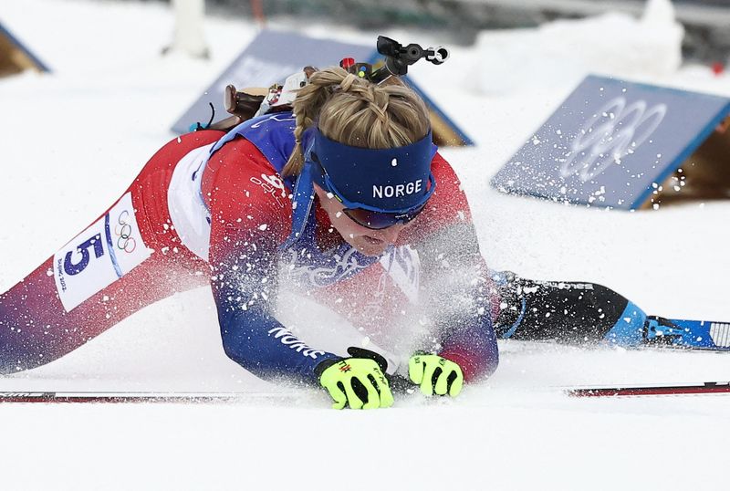 © Reuters. Marte Olsbu Roeiseland a remporté ce vendredi sa troisième médaille en trois courses. /Photo prise le 11 février 2022/REUTERS/Kim Hong-Ji
