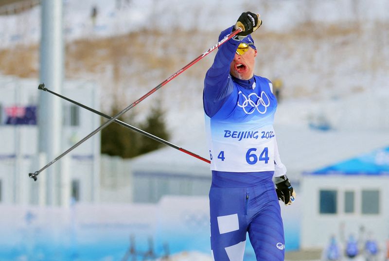 © Reuters. Niskanen a remporté le deuxième titre olympique de sa carrière sur l'épreuve du 15 km classique. /Photo prise le 11 février 2022/REUTERS/Marko Djurica