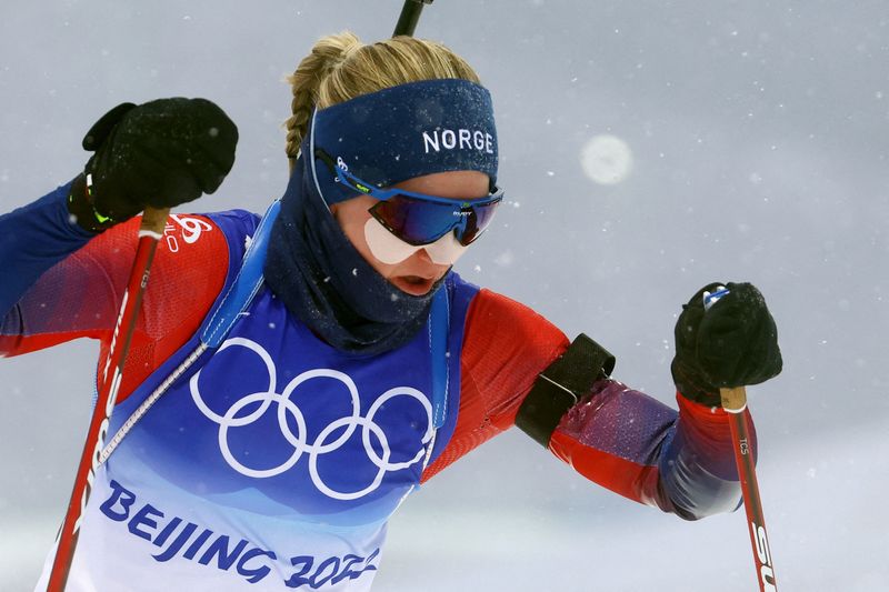 © Reuters. Marte Olsbu Roeiseland s'offre son 3ème titre olympique à Pékin sur la poursuite./Photo prise le 13 février 2022/REUTERS/Hannah Mckay