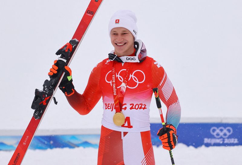 © Reuters. Marco Odermatt a devancé le Slovène Zan Kranjec pour remporter la médaille d'or sur le géant. /Photo prise le 13 février 2022/REUTERS/JORGE SILVA