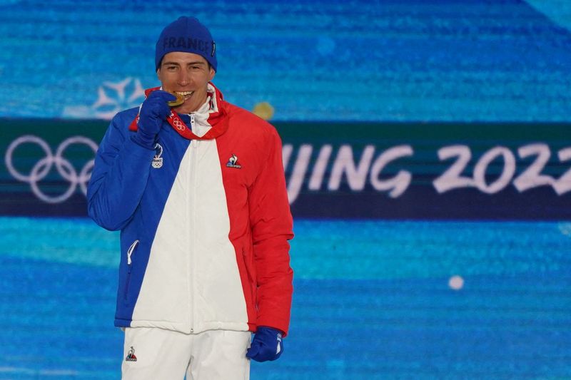 © Reuters. Quentin Fillon Maillet aura le bonheur de recevoir une 2ème médaille d'or olympique./Photo prise le 9 février 2022/REUTERS/Pawel Kopczynski