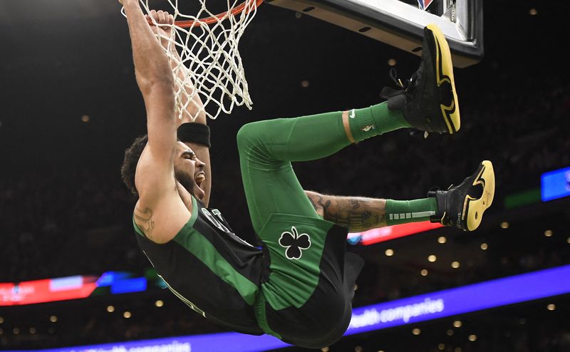 © Reuters. Porté par un grand Jayson Tatum, Boston s'impose face à Atlanta. Avec ce succès, les Celtics remontent à la sixième place de la Conférence Est. /Photo prise le 13 février 2022/REUTERS/Bob DeChiara