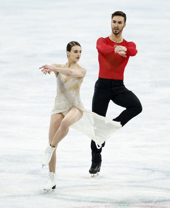 © Reuters. Gabriella Papadakis et Guillaume Cizeron ont décroché l'or olympique, le seul titre qui manquait à leur palmarès. /Photo prise le 14 février 2022/REUTERS/Susana Vera
