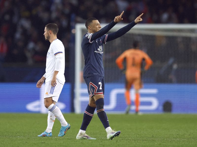 © Reuters. Kylian Mbappé a délivré le PSG dans les dernières secondes face au Réal Madrid (1-0). /Photo prise le 15 février 2022/REUTERS/Gonzalo Fuentes