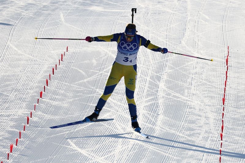 © Reuters. Elvira Oeberg a donné la victoire à la Suède dans le relais féminin ce mercredi matin./Photo prise le 16 février 2022/REUTERS/Kim Hong-Ji