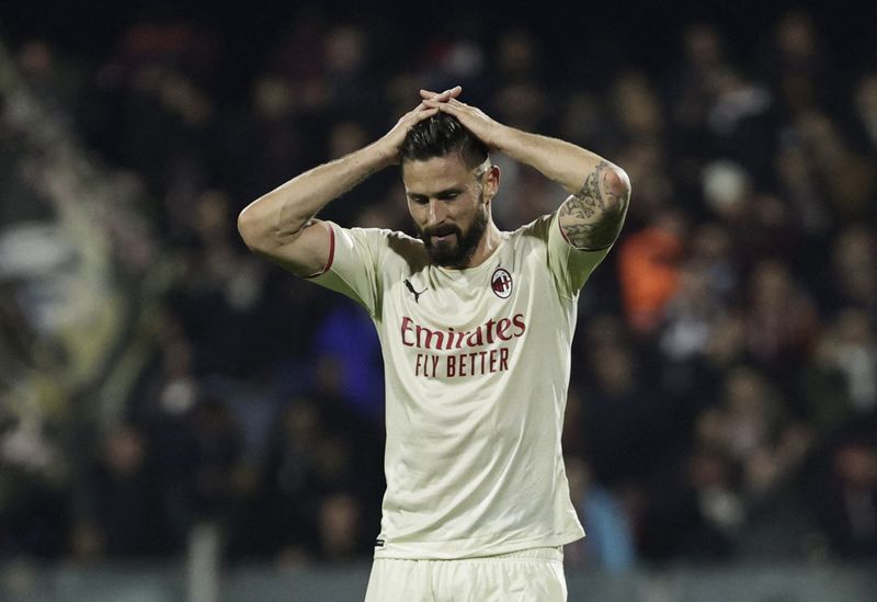 &copy; Reuters. Olivier Giroud n'a pas réussi à trouver le chemin des filets sur la pelouse de la Salernitana./Photo prise le 19 février 2022/REUTERS/CIRO DE LUCA