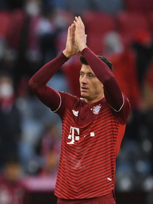 © Reuters. Le Polonais Robert Lewandowski a remis le Bayern sur les bon rails en inscrivant un doublé. /Photo prise le 20 février 2022/REUTERS/Andreas Gebert