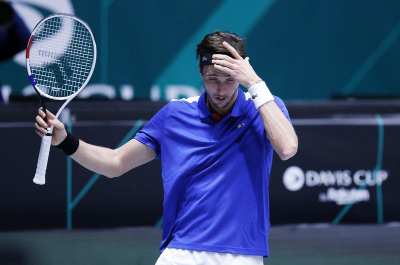 © Reuters. Arthur Rinderknech a été éliminé lors du premier tour de l'ATP de Dubaï contre Roberto Bautista-Agut. /Photo prise le 27 novembre 2021/REUTERS/Leonhard Foeger