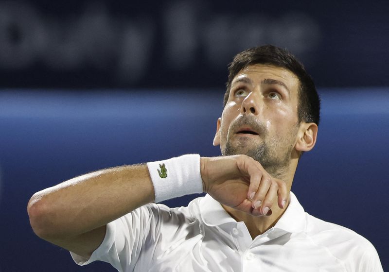 © Reuters. Novak Djokovic a eu du répondant ce mercredi en huitièmes de finale à Dubaï./Photo prise le 23 février 2022/REUTERS/SUHAIB SALEM