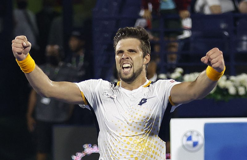 &copy; Reuters. Après plus de 3 heures de match, Vesely a pris le meilleur sur Shapovalov pour rallier la finale du tournoi de Dubaï. /Photo prise le 25 février 2022/REUTERS/Suhaib Salem