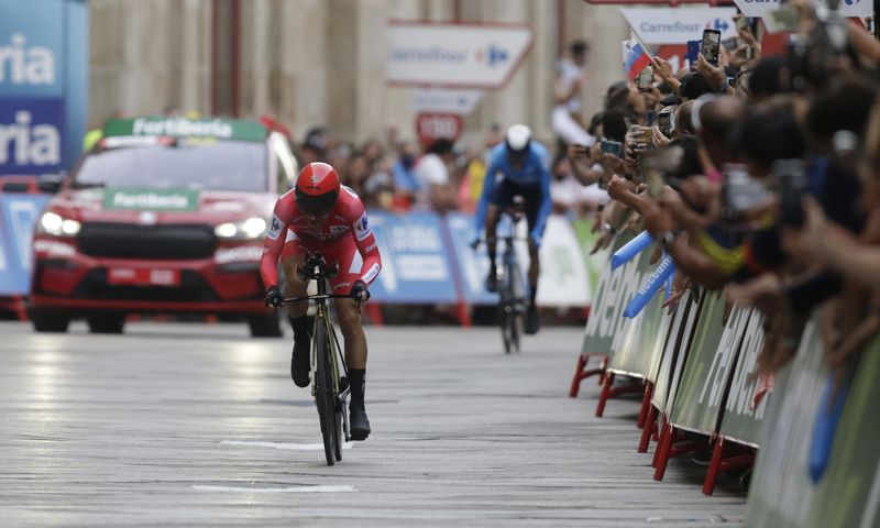 © Reuters. Maillot rouge de la Vuelta en septembre dernier, Primoz Roglic a offert aujourd'hui la victoire à son coéquipier Christophe Laporte, lors de la première étape du Paris-Nice. /Photo prise le 5 septembre 2021/REUTERS/Miguel Vidal