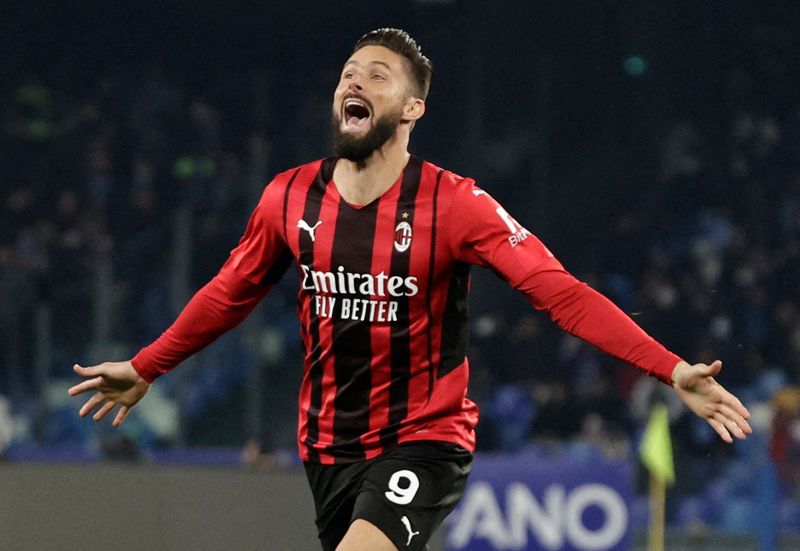 © Reuters. Olivier Giroud a permis à l'AC Milan de s'imposer et d'occuper la première place de Serie A. /Photo prise le 6 mars 2022/REUTERS/Ciro  De Luca