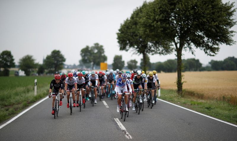 © Reuters. Fabio Jakobsen a dominé Wout Van Aert sur la ligne d'arrivée à Orléans. /Photo prise le 2 juillet 2017/REUTERS/Christian Hartmann