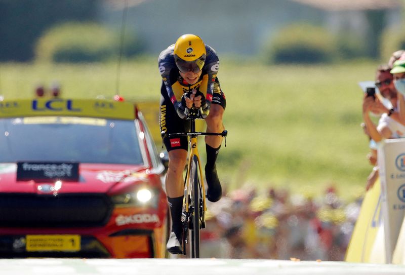 © Reuters. Après trois podiums, Wout van Aert remporte sa première étape sur ce Paris-Nice./Photo prise le 17 juillet 2021/REUTERS/Stephane Mahe