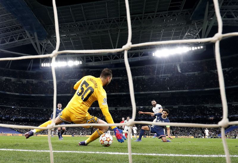 © Reuters. Karim Benzema égalise après une erreur de relance de Gianluigi Donnarumma./Photo prise le 9 mars 2022/REUTERS/Susana Vera