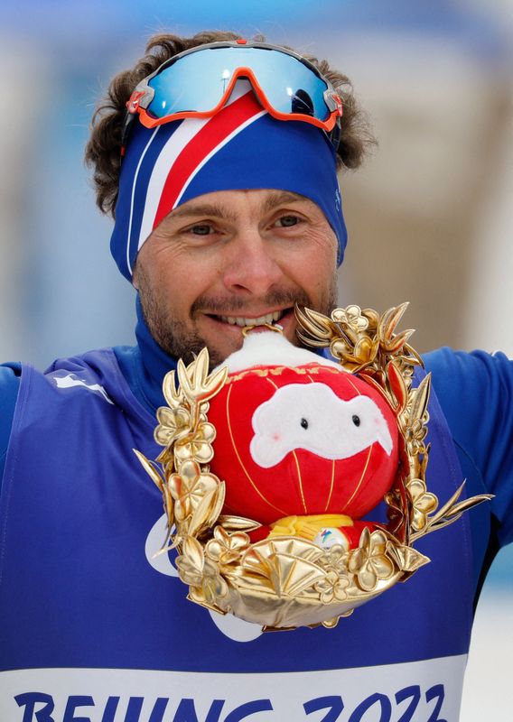 © Reuters. Deux jours après son titre en ski de fond, Benjamin Daviet a de nouveau empoché l'or en biathlon ! /Photo prise le 11 mars 2022/REUTERS/Issei Kato