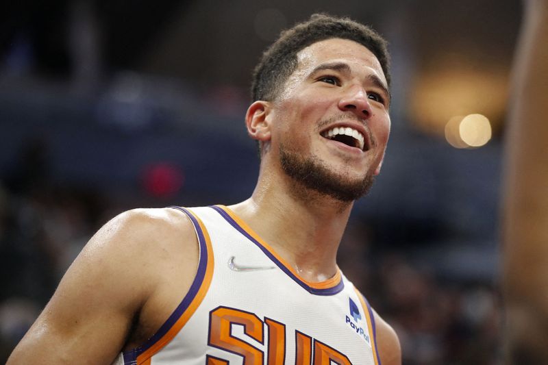 &copy; Reuters. Les Suns de Devin Booker (sur l'image) sont toujours en tête de la saison régulière./Photo prise le 24 mars 2022/REUTERS/USA Today Sports