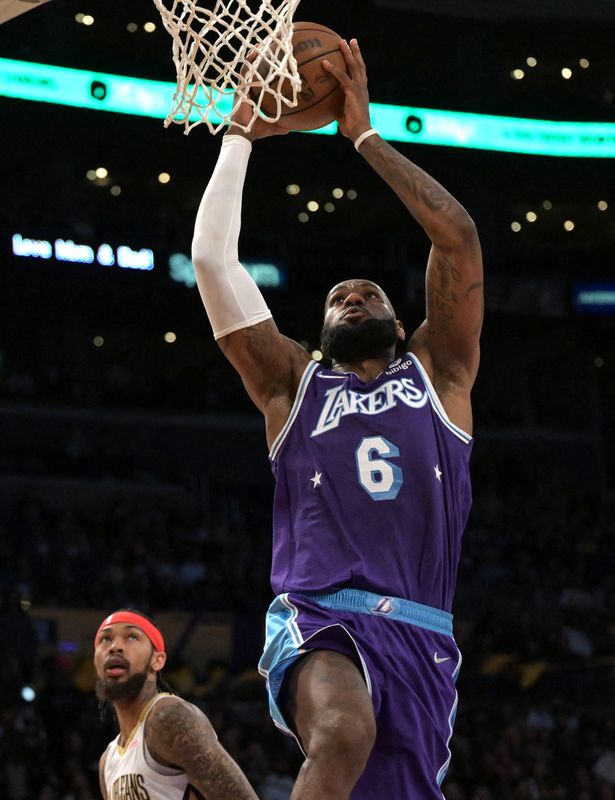 © Reuters. LeBron James a déjà manqué les playoffs avec les Lakers, en 2019./Photo prise le 2 avril 2022/REUTERS/USA Today Sports