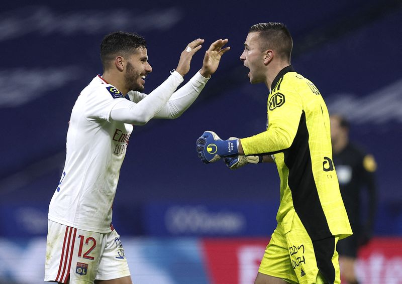 © Reuters. Henrique et Lopes fêtant la victoire de l'OL face à Angers.  /Photo prise le 1 février 2022/REUTERS/Benoit Tessier