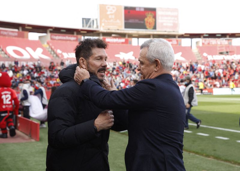 &copy; Reuters. Javier Aguirre (à droite) a joué un sale tour à Diego Simeone (à gauche)./Photo prise le 9 avril 2022/REUTERS/Albert Gea