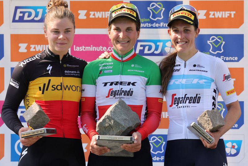 © Reuters. Comme en 2021, la Trek-Segafredo place une de ses coureuses à la 1ère et 3e marche du podium./Photo prise le 16 avril 2022/REUTERS/Pascal Rossignol