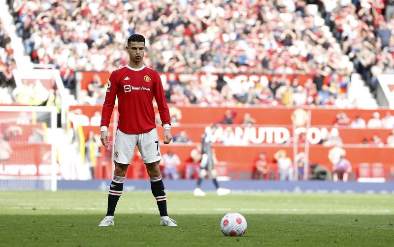 © Reuters. Cristiano Ronaldo a inscrit les 3 buts mancuniens face à Norwich./Photo prise le 16 avril 2022/REUTERS/Craig Brough