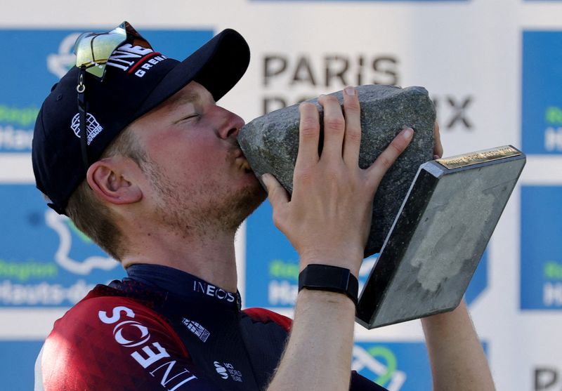 &copy; Reuters. 2e du Tour des Flandres cette saison, Dylan van Baarle remporte son premier monument./Photo prise le 17 avril 2022/REUTERS/Pascal Rossignol