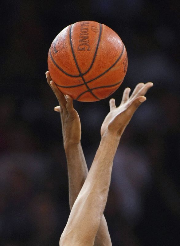 © Reuters. Les hommes de Sasa Obradovic reviennent à hauteur de Boulogne-Levallois en tête de Betclic Elite. /Photo prise le 24 juin 2009/REUTERS/Ina Fassbender