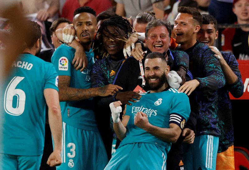 © Reuters. La joie de Karim Benzema et de ses coéquipiers après le but de la victoire du Français./Photo prise le 17 avril 2022/REUTERS/MARCELO DEL POZO