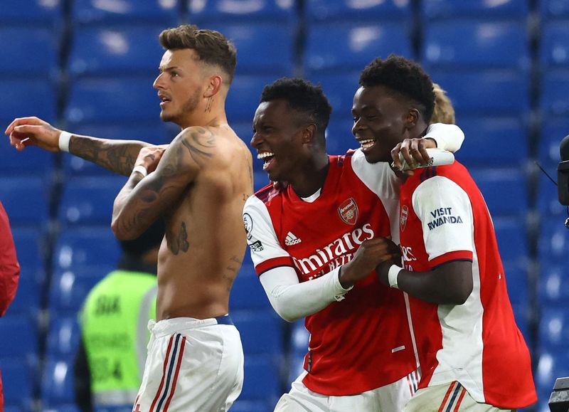 &copy; Reuters. Les baby Gunners célèbrent la victoire d'Arsenal dans le derby de Londres à Stamford Bridge./Photo prise le 20 avril 2022/REUTERS/DAVID KLEIN