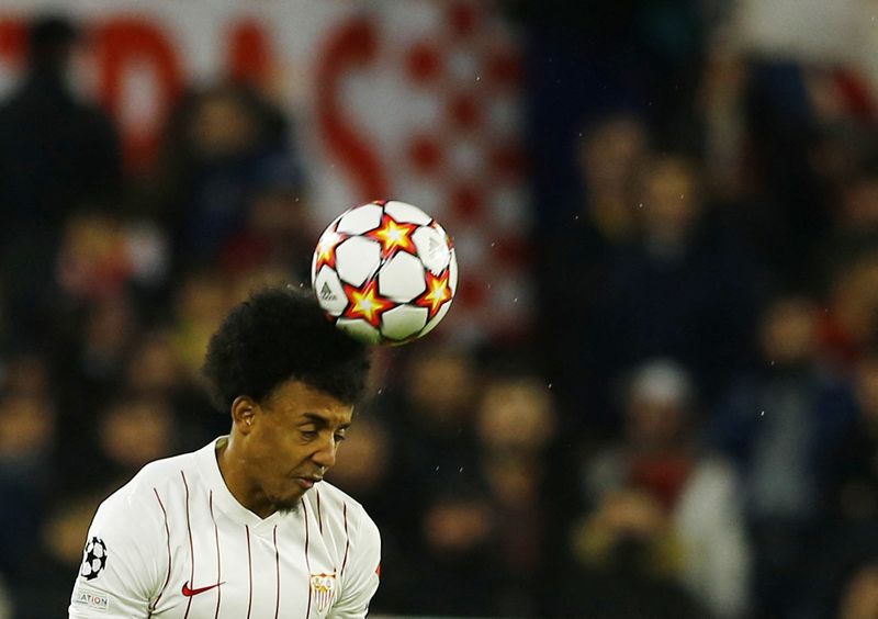 © Reuters. Jules Koundé a inscrit son premier but cette saison en Liga. /Photo prise le 23 novembre 2021/REUTERS/Marcelo del Pozo