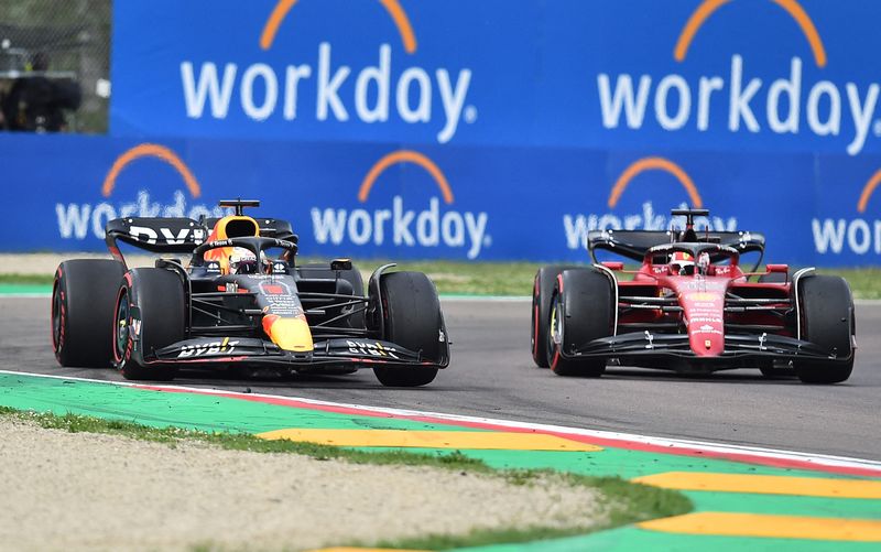 © Reuters. Les monoplaces de Leclerc et de Verstappen sur le circuit italien. /Photo prise le 23 avril 2022/REUTERS/Massimo Pinca