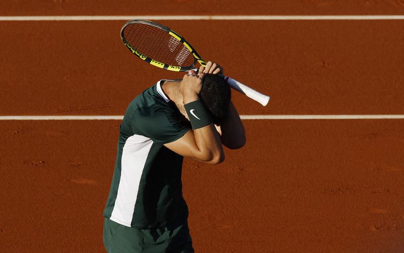 &copy; Reuters. Carlos Alcaraz juste après sa victoire en finale de l'ATP 500 de Barcelone. /Photo prise le 24 avril 2022/REUTERS/Albert Gea