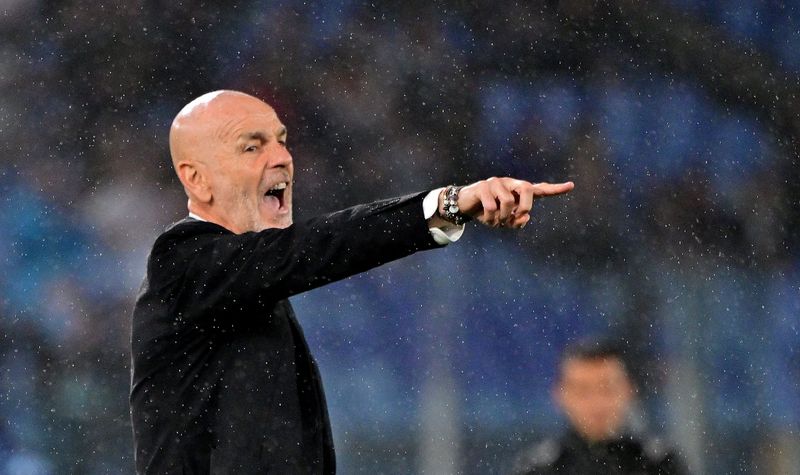 © Reuters. L’AC Milan a disputé un match en plus que son dauphin : l’Inter Milan./Photo prise le 24 avril 2022/REUTERS/Alberto Lingria