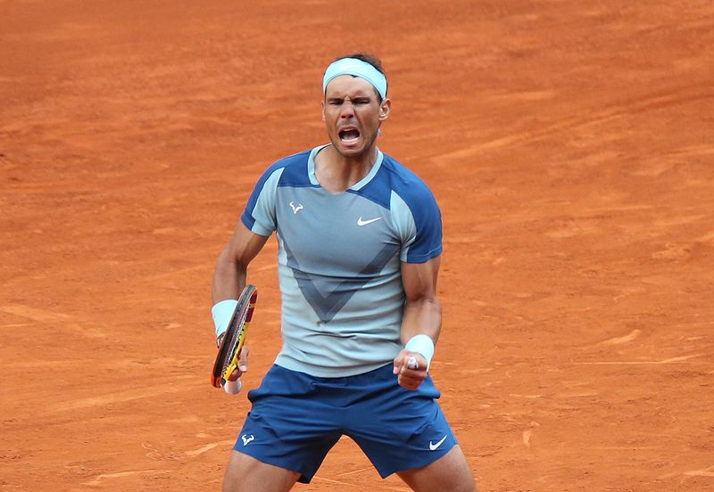 © Reuters. Rafael Nadal poing serré après son succès contre Goffin. /Photo prise le 5 mai 2022/REUTERS/Stringer .