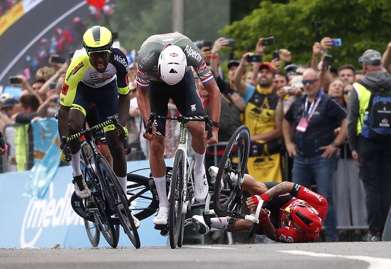 &copy; Reuters. Comme sur le Tour de France 2021, Mathieu van der Poel endosse le maillot de leader du Giro pour sa première participation./Photo prise le 6 mai 2022/REUTERS/Bernadett Szabo