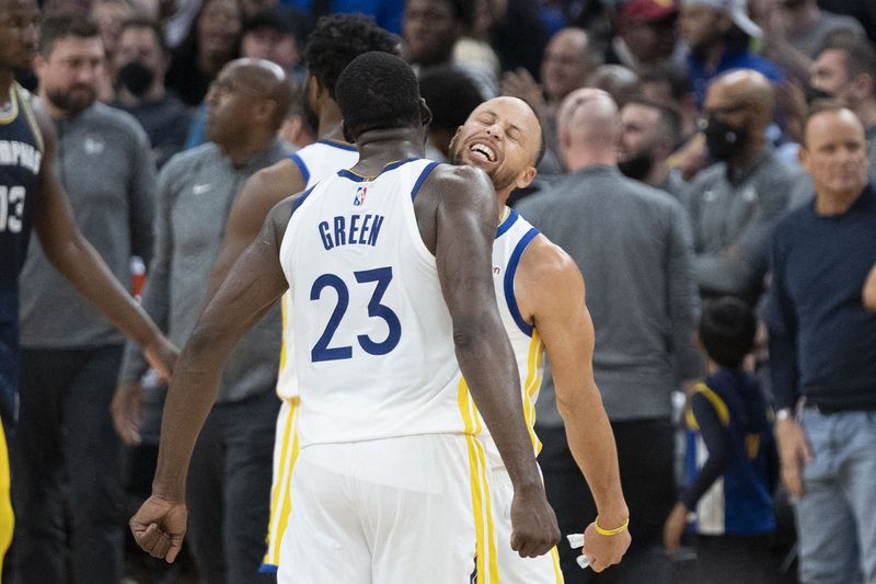 © Reuters. La joie de Stephen Curry et Draymond Green après la victoire importante des Warriors./Photo prise le 10 mai 2022/REUTERS/Kyle Terada