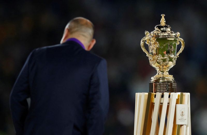 &copy; Reuters. Le sélectionneur anglais Eddie Jones devant le trophée de la Coupe du monde en 2019./Photo prise le 2 novembre 2019/REUTERS/Edgar Su